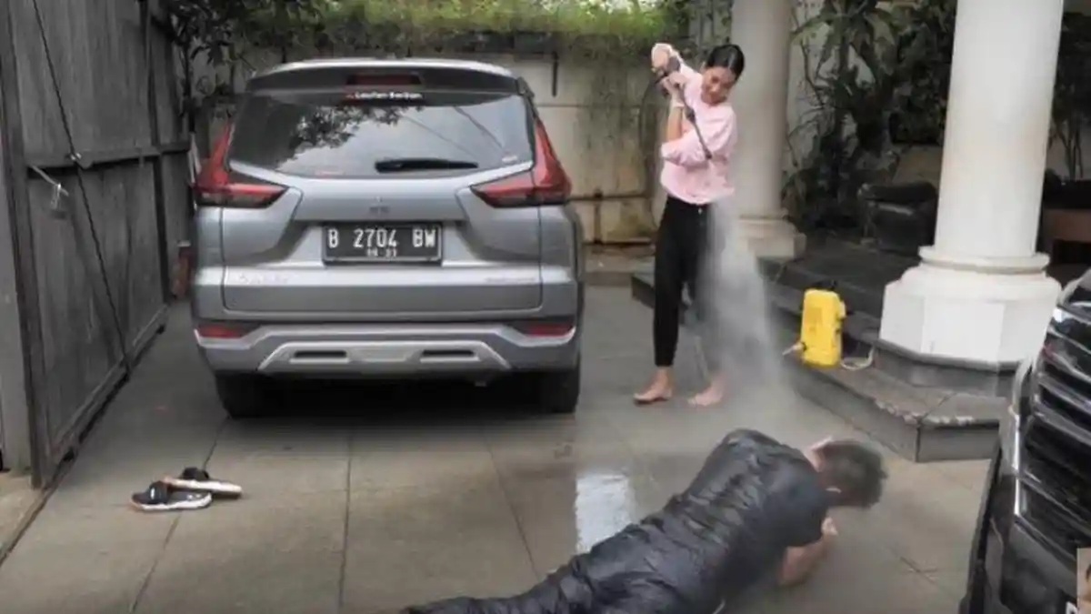 Gara-gara Nekat Keluar Rumah, Paula Semprot Baim Bong Pakai Disinfektan 