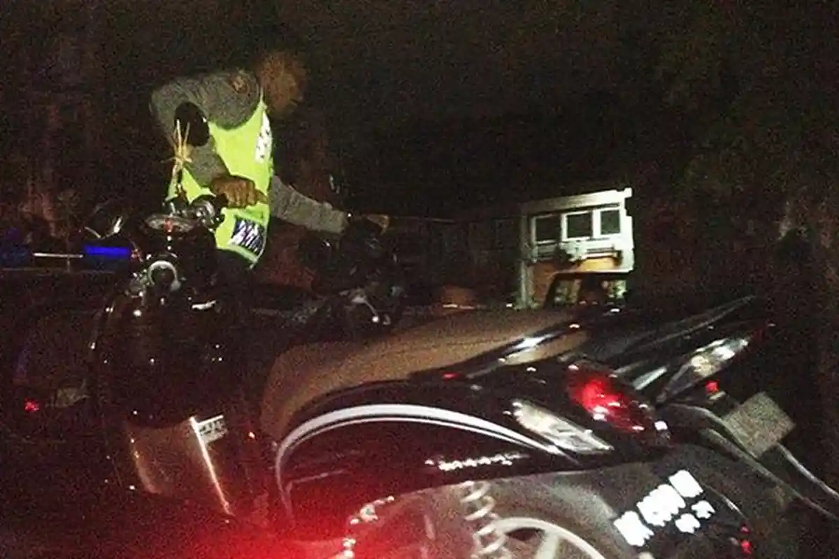 Sadis! Geng Motor Todong Pisau di Leher Korban hingga Dimasukkan ke Got