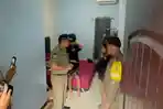 Petugas-Satpol-PP-amankan-3-pasangan-bukan-Pasutri-saat-razia-kos-di-Mojokerto.jpg