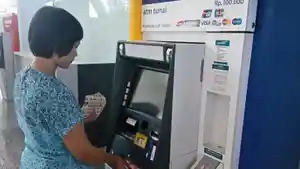 kompas-images-aktivitas-transaksi-nasabah-di-mesin-atm-bank-mandiri.jpg