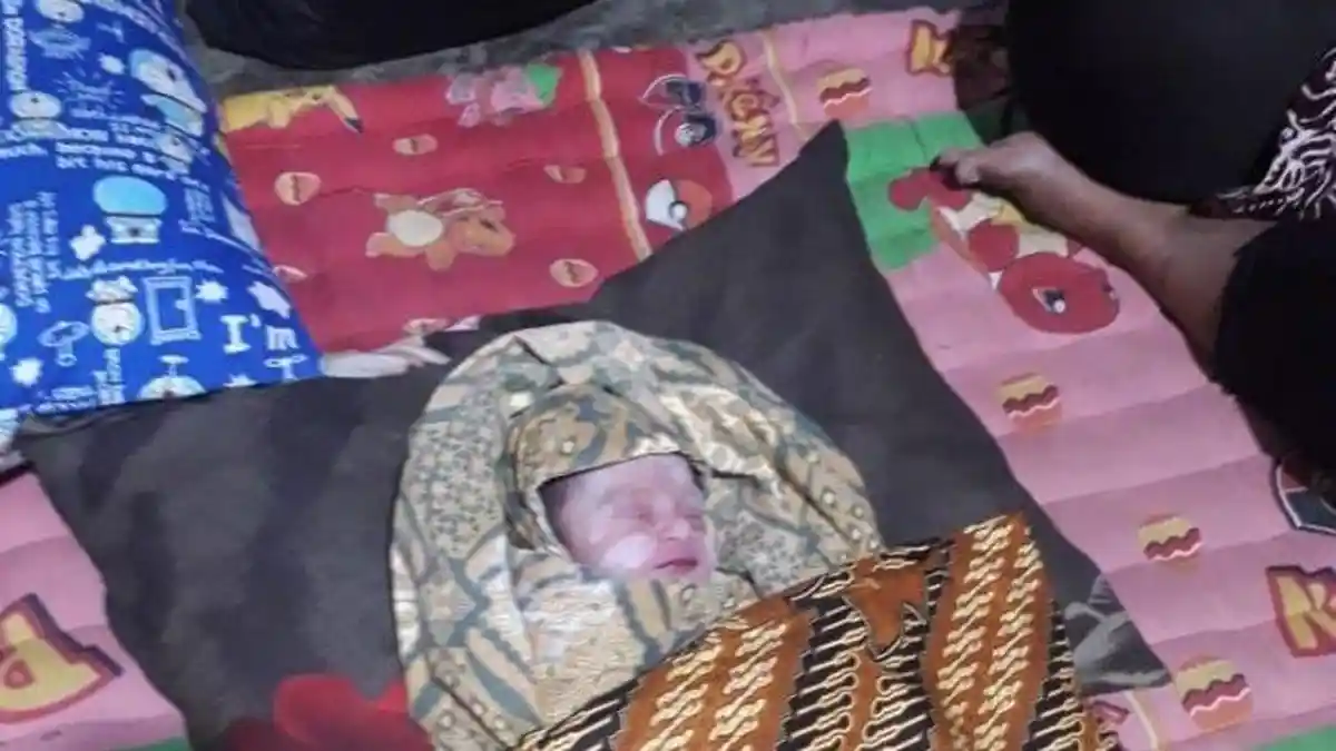 Tengah Malam, Bayi Umur Sehari Ditinggal Sendirian di Pinggir Sungai Tamiang
