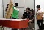 Jenazah Della Caroline di Otopsi