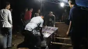Jasad-Wigih-Hartono-dimakamkan-di-TPU-Desa-Nambak-Kecamatan-Bungkal.jpg