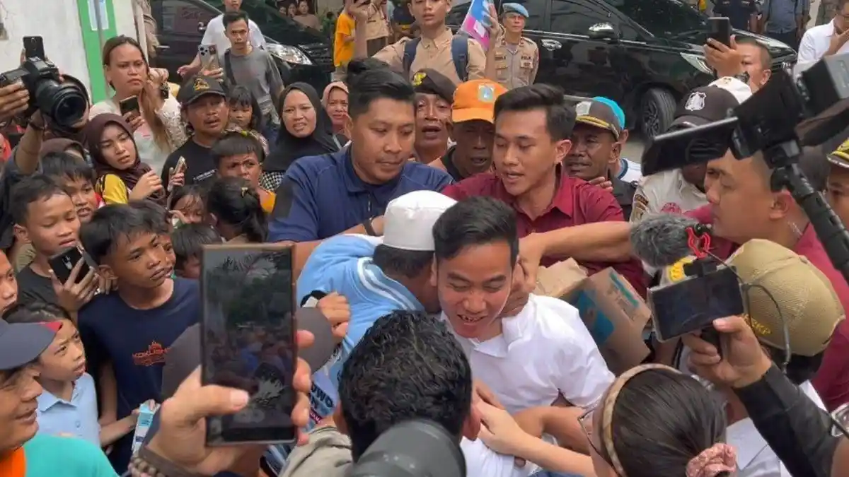 Reaksi Paspampres Saat Gibran Tercekik Oleh Pria yang Coba Memeluknya Saat Blusukan Bagi-Bagi Susu