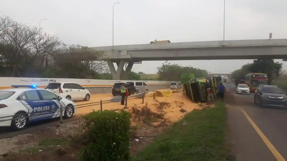 Truk Pengangkut Biji Jagung Kecelakaan di Tol Tangerang-Merak, Sopir Diduga Mengantuk