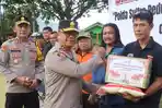 Masyarakat Langgikima Konawe Utara Dapat 200 Paket Sembako dari Kapolda Sulawesi Tenggara