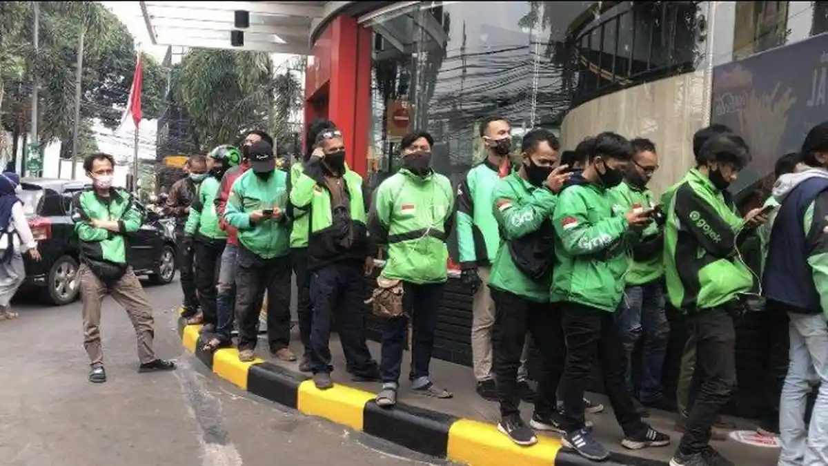 Tukang Ojek Online Mau Gak Mau Antre 2 Jam di McDonald's Dago, Banyak Pelanggan yang Order BTS Meal