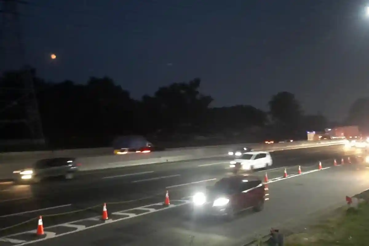 Malam Ini Jalur Tol dan Pantura Karawang Arus Lalin Kendaraan Ramai Lancar Arah Jakarta