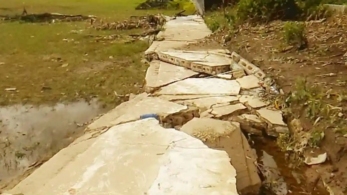 Tembok Lapangan Suembak Matawai Ambruk, Begini Tanggapan Warga