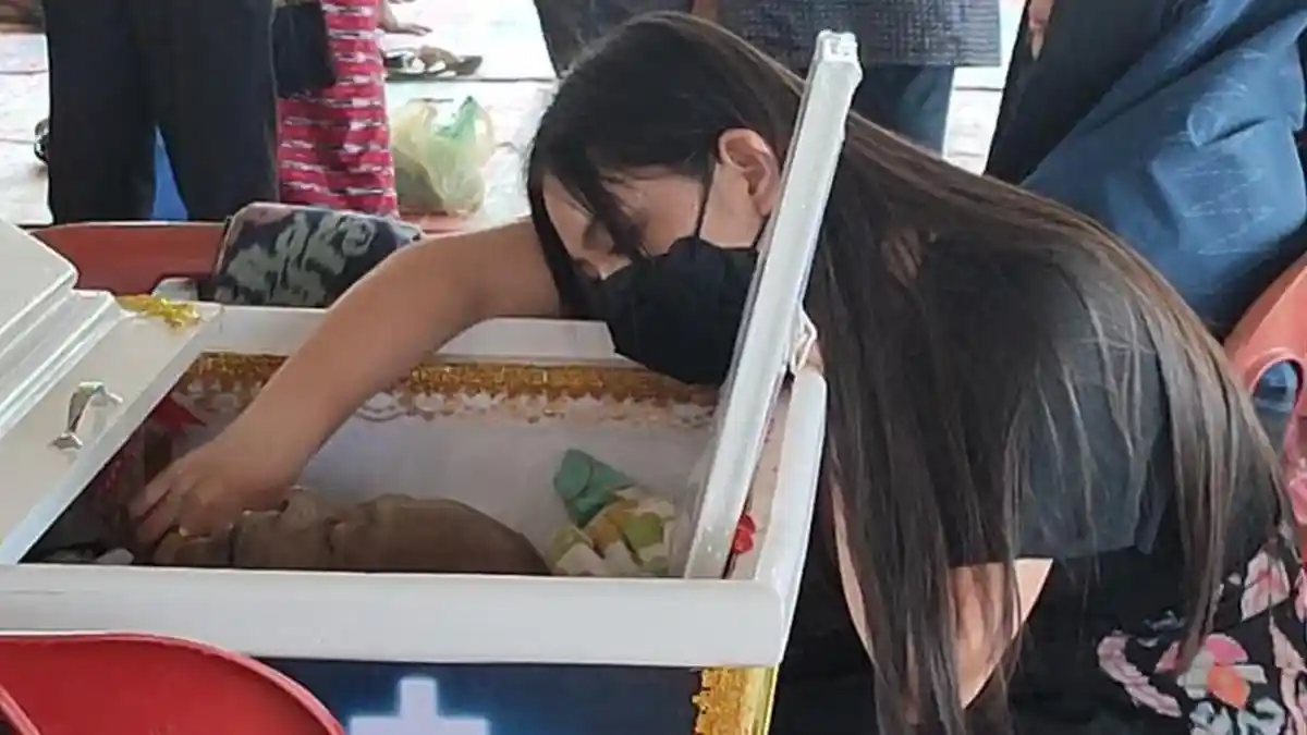 Novia Situmeang Pandangi Jenazah Riden Situmeang untuk Terakhir Kalinya sebelum Dimakamkan