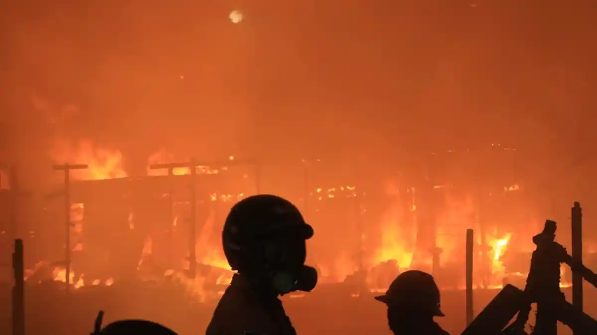 BREAKING NEWS Kebakaran Besar Landa Kawasan Permukiman Padat di Samarinda