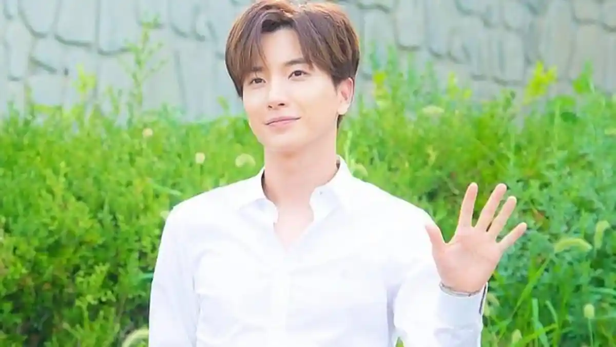 Leeteuk Terlihat Sendiri di Indonesia, Kemana Member Super Junior Lain?