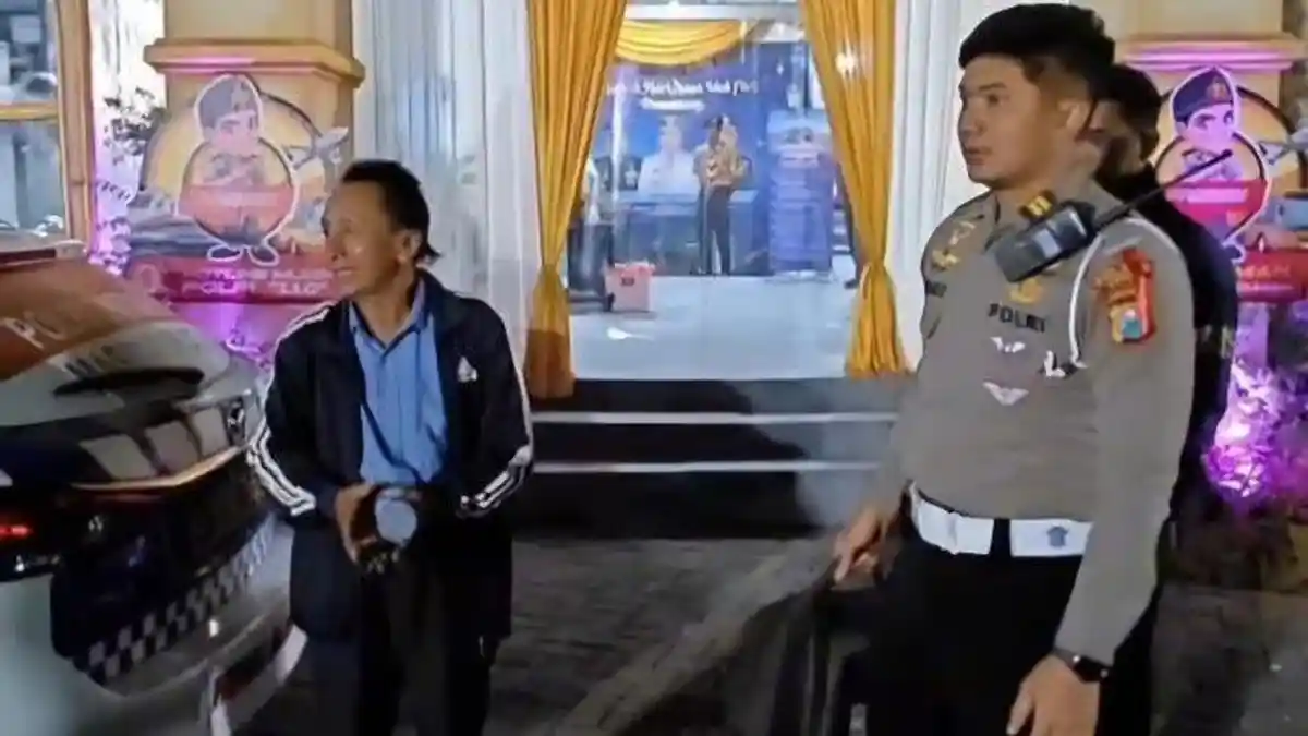 NASIB Jariman Sedih di Terminal Gegara Kehabisan Tiket, Hendak Lihat Orangtua Sakit, Dibantu Polisi