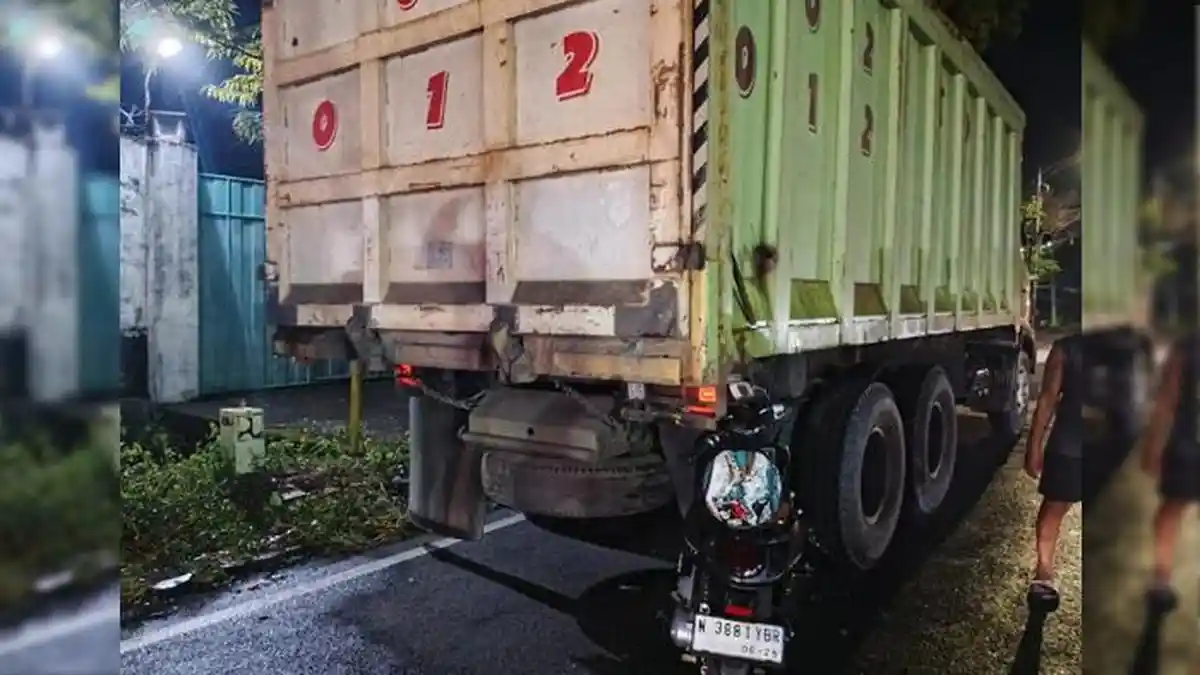 Pengendara Motor Hantam Truk di Lumajang, Diduga Tak Fokus saat Mengemudi