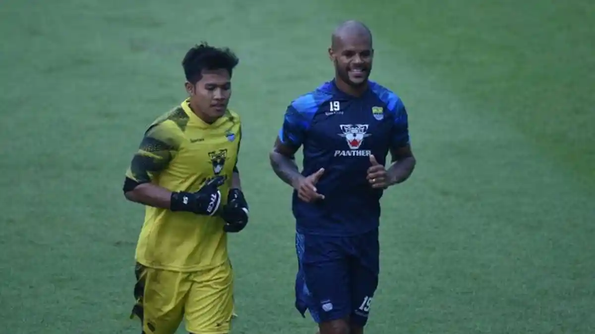 Latihan Persib Bandung, David da Silva Dapat Menu Khusus di Sisi Lapangan