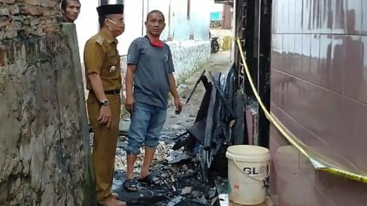 BREAKING NEWS Rumah Semi Permanen di Enggal Dilalap Api, Diduga Dibakar Anak Pemilik Rumah