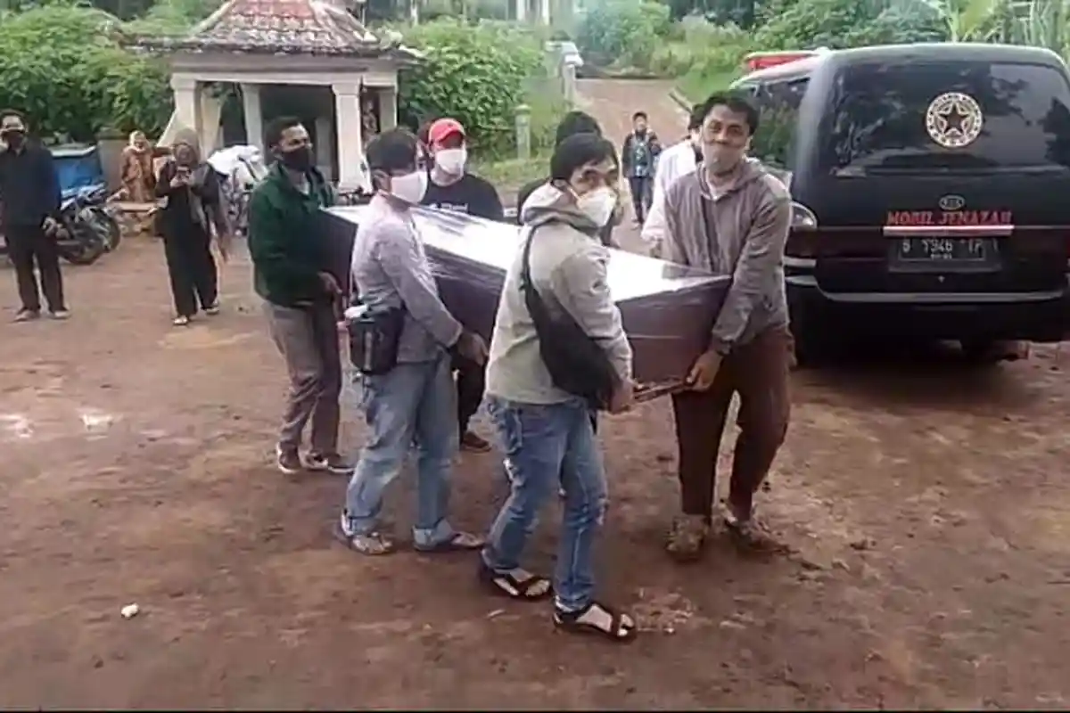 Pemikul Mogok, Jenazah Covid-19 Telantar di TPU Cikadut, Keluarga Terpaksa Angkut Tanpa Pakai APD