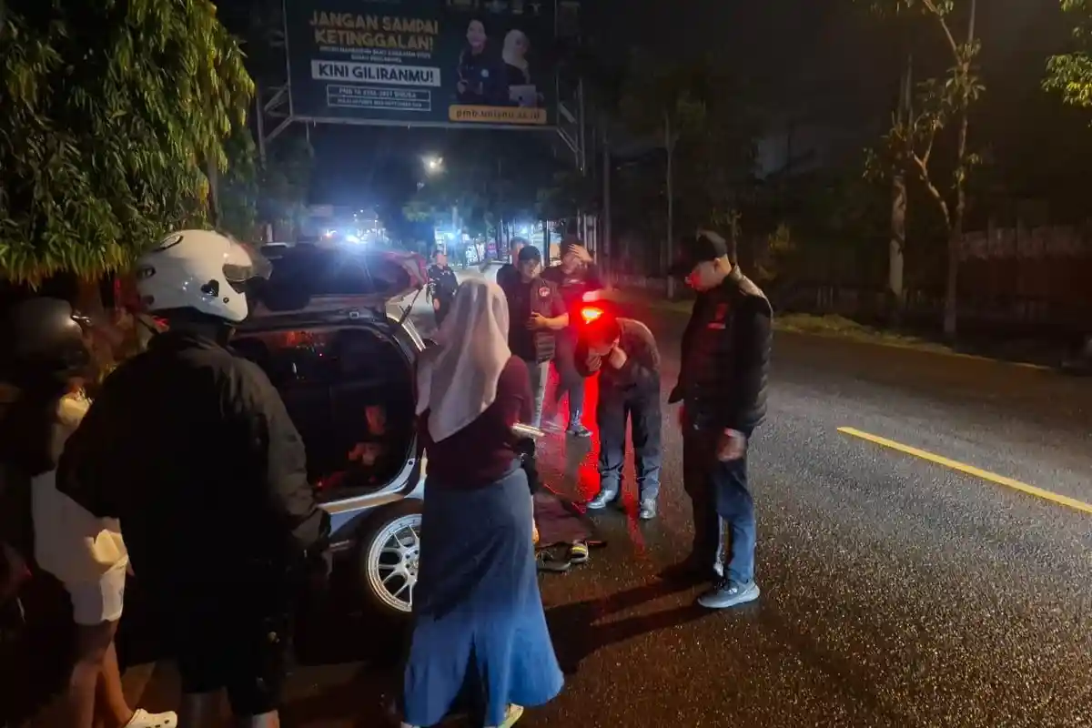 Polisi Baik Bantu Pengemudi Mobil yang Alami Pecah Ban di Tengah Jalan Gelap Jepara