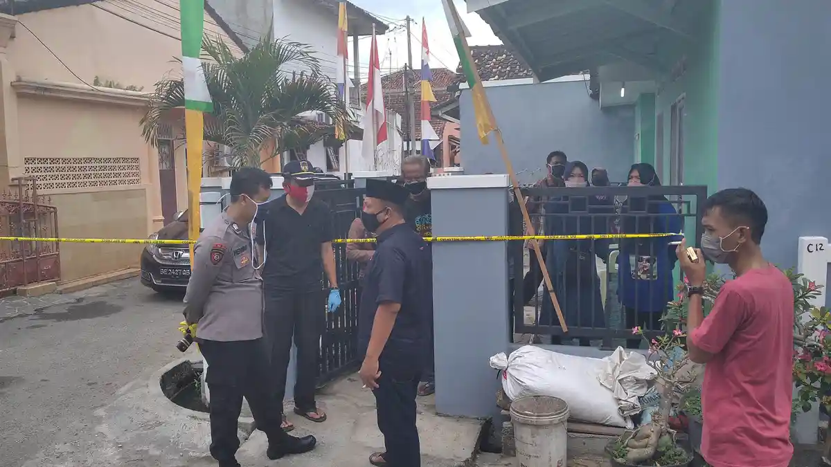 Warga Permata Biru yang Ditemukan Tewas di Kamar Mandi Tak Terlihat Sejak Kemarin