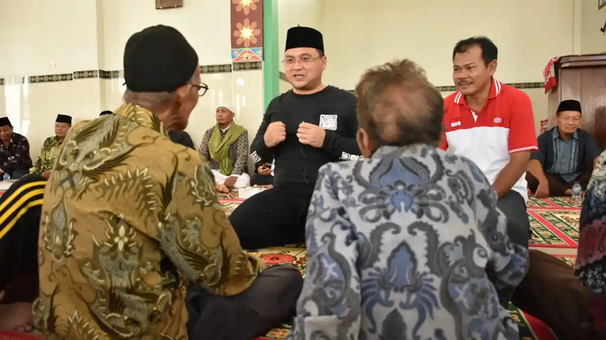 Gubernur Erzaldi Rosman Sampaikan Santunan di Desa Balok