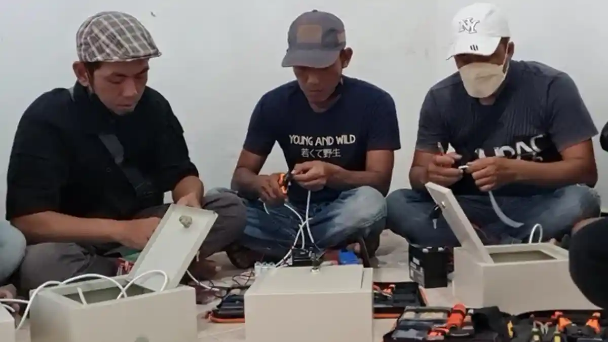 LPM ITTelkom Surabaya Pasang PJU Panel Surya di Desa Ngeni Kabupaten Blitar