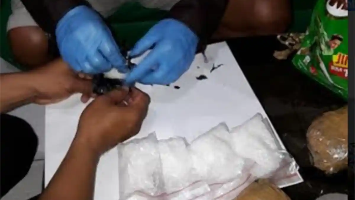 Sekilo Sabu Diselipkan dalam Kardus Ikan Asin