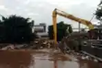 Puluhan Ribu Kubik Sampah Tersangkut di Jembatan Kampung Melayu