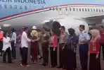 jokowi-berjabat-tangan-dengan-pihak-tni-dan-polri-saat-mendarat-di-galaktika-lanud-sultan-hasanuddin_20180702_120440.jpg