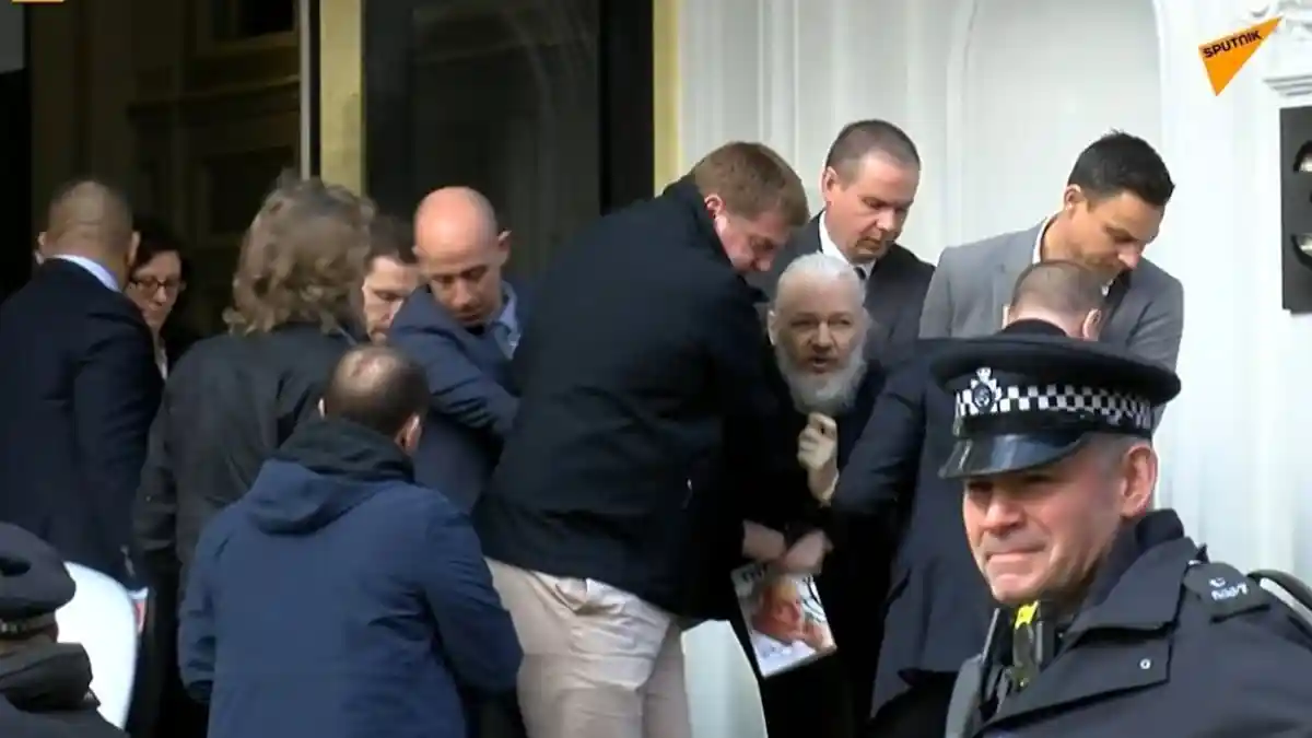 Julian Assange, Pendiri WikiLeaks Akhirnya Diciduk dari Kedubes Ekuador
