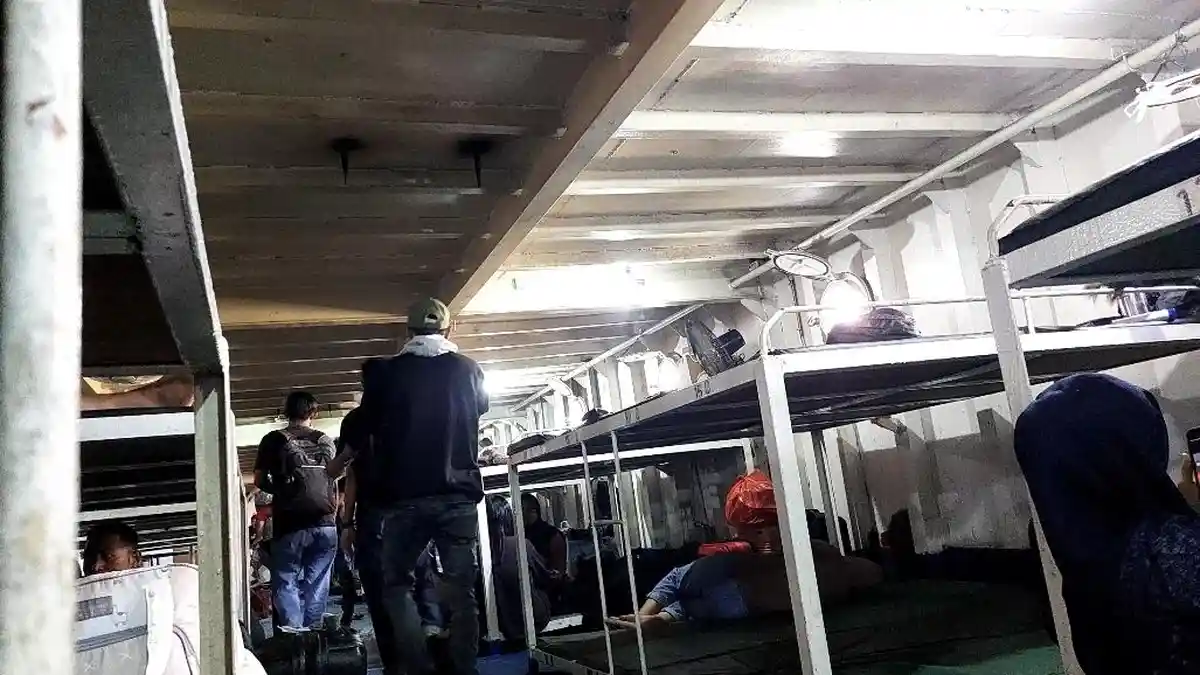 Jam Keberangkatan KMP Simba Rute Kendari-Wanci Dipercepat, Pemudik Datang Sejak Subuh Demi Tiket