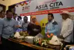 Khofifah Syukuran Potong Dua Tumpeng Hasil Hitung Cepat