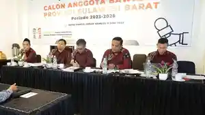 Lima-orang-timsel-Bawaslu-Sulbar-saat-menggelar-tes-wawancara.jpg