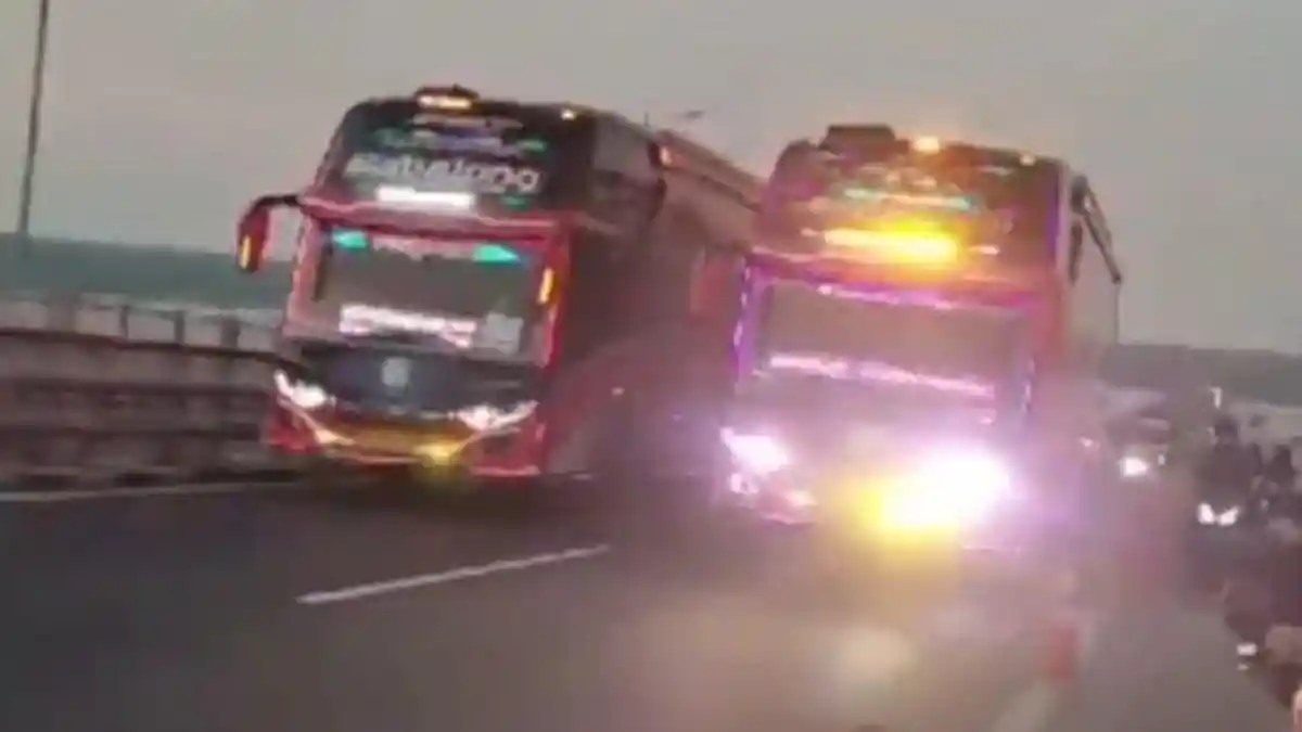 Viral! 2 Bus Ugal-ugalan di Jembatan Suramadu Tanpa Memperhatikan Keselamatan Pengendara Lain
