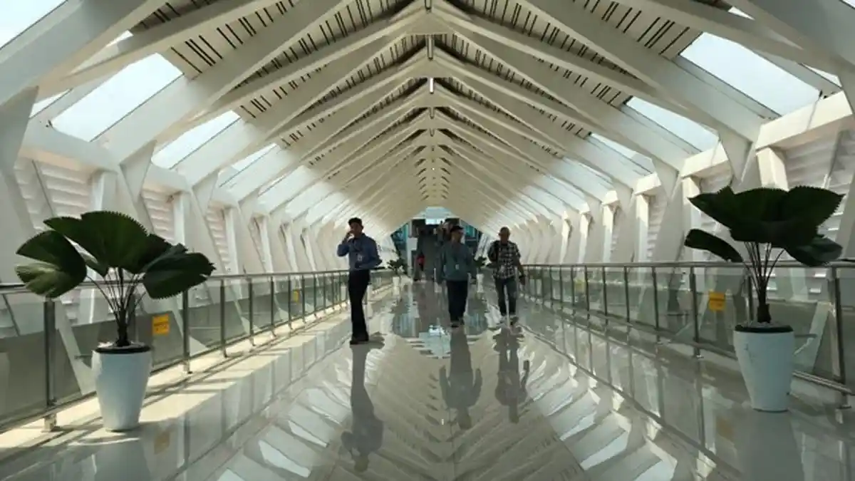 Skybridge Bandara Soetta Diresmikan, Penumpang Kini Punya Akses Langsung ke Skytrain - Terminal 2