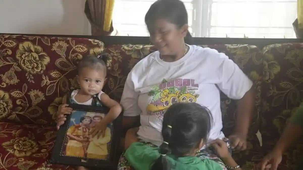 Istri Siapkan Sayur Singkong Kesukaan Yohanis