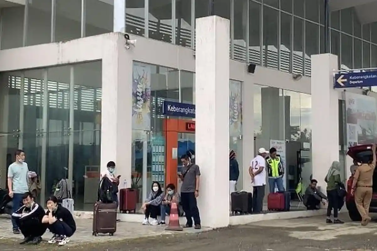 Kawasan Depan Terminal Bandara Morowali Tak Beraspal, Terjadi Genangan Air saat Musim Hujan