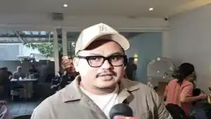 Ezel-suami-Boiyen-dalam-jumpa-pers-di-daerah.jpg
