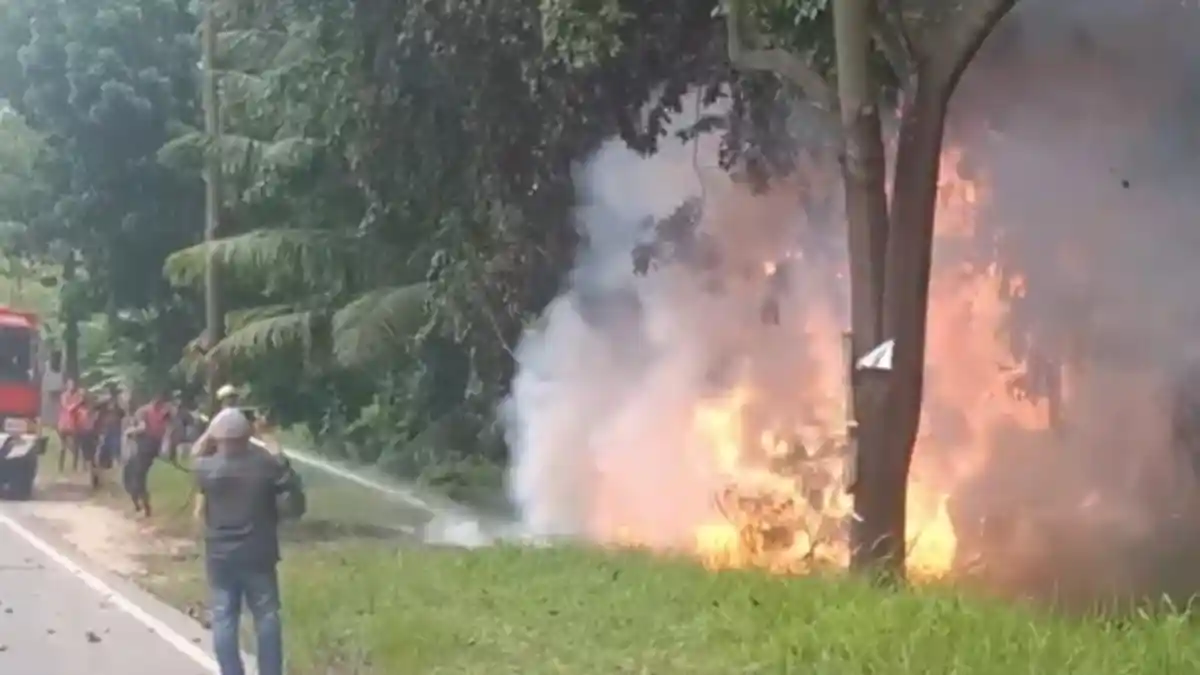 Kecelakaan di Batam, Mobil Sedan Terbakar di Jalan Letjen R Suprapto VIRAL