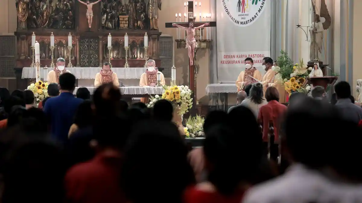 Warna Liturgi Malam Paskah: Simbol Kebangkitan Yesus