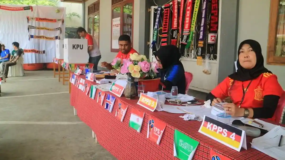 TPS Ini Bertema Piala Dunia, Petugas KPPS dan Saksi Gunakan Jersey Sepak Bola
