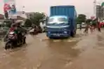 Luapan Kali Ciliwung Genangi Jalan KH Abdullah Syafei