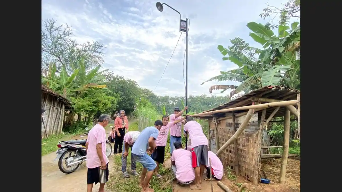 Respon Usulan Warga Pati, Srikandi Ganjar Jateng Beri Fasilitas Penerangan Jalan di Srikaton