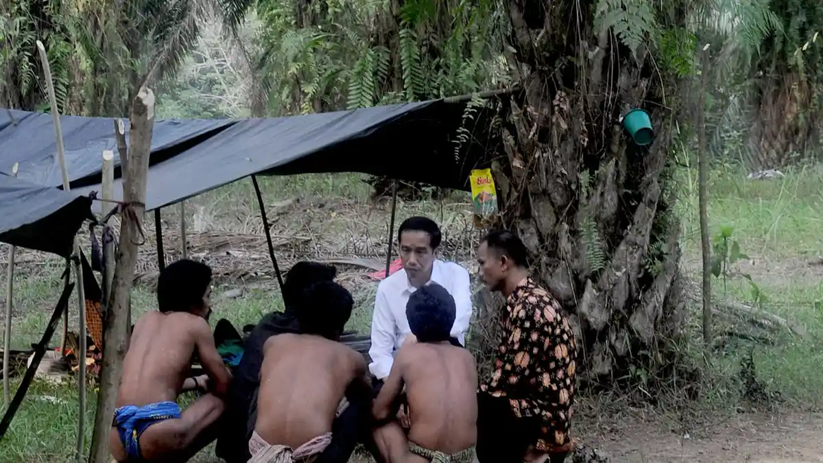 Dibantah, Jokowi dengan Suku Anak Dalam Bukan Setingan