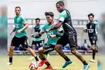 Pemain-Persebaya-menjalani-latihan-tim-17102025.jpg