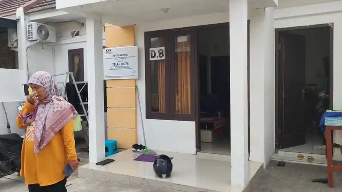 Laela Menangis Kebingungan Rumah Kontrakannya Disita KPK: Saya Baru Tahu Siapa Pemiliknya