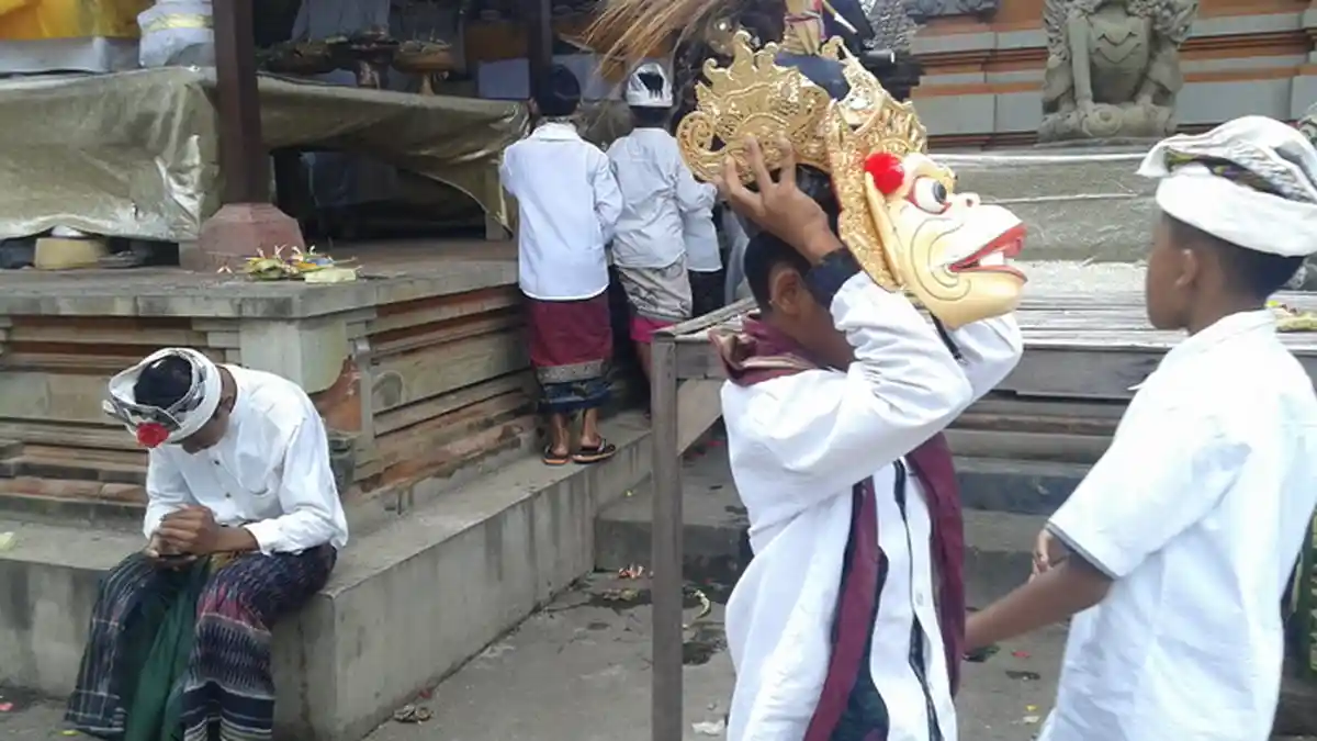 Barong Kedingkling Ida Ratu Sakti Melancaran Memberkati Rumah Warga