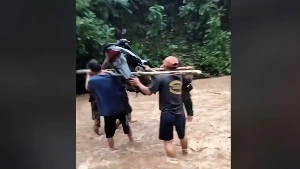 Akses Jembatan Rusak, Warga Gunung Gijul Terpaksa Bopong Motor hingga ke Seberang Sungai