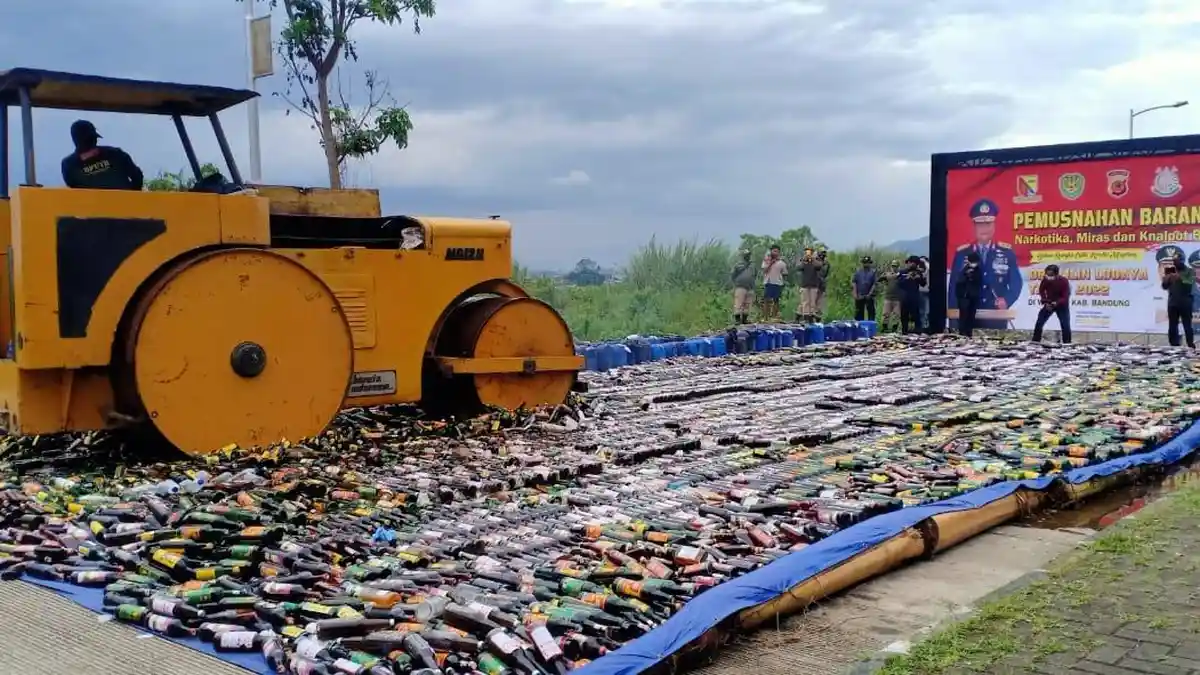 2,7 Kilogram Sabu, 6,6 Kilogram Ganja, dan 23 Ribu Botol Miras Dimusnahkan di Bandung Hari Ini