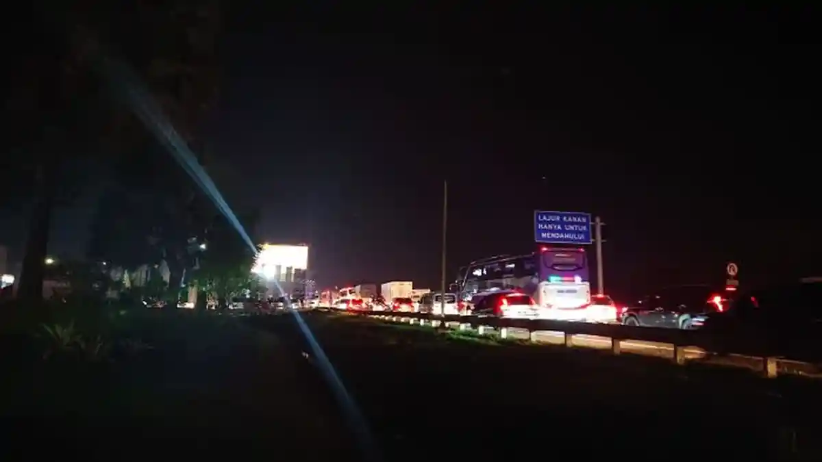 Sudah 5 Jam One Way Berlangsung, Kepadatan MasihTerjadi di Tol Jakarta-Cikampek KM 57