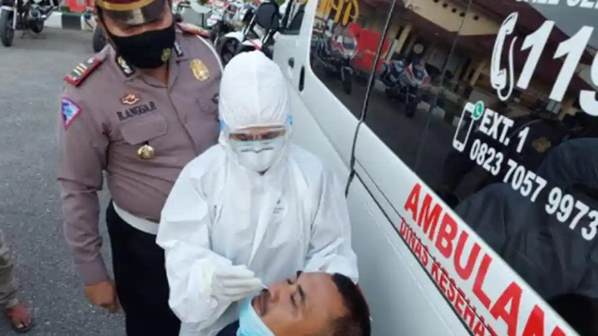Polantas Lhokseumawe dan Tim Kesehatan Swab Antigen Supir Angkutan Umum